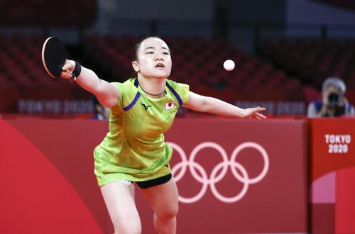女子シングルス準決勝　中国の孫穎莎と対戦し、ボールに飛びつく伊藤美誠（共同）