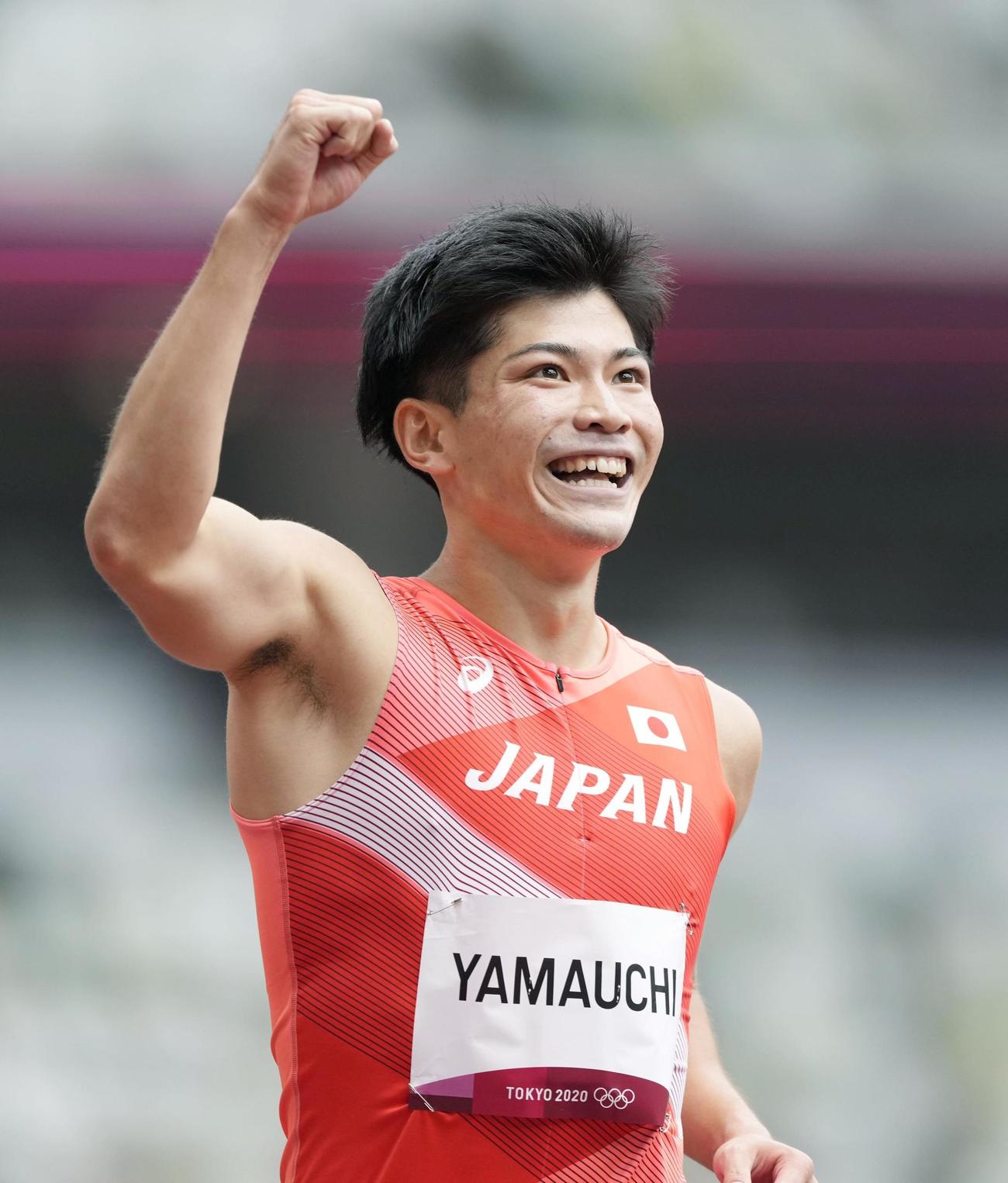 男子400メートル障害予選　ゴール後にガッツポーズする山内大夢（共同）