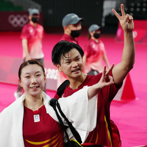 混合ダブルス3位決定戦で■（■は登るの右に郊のツクリ）俊文、謝影雪組に勝利しピースサインを見せる渡辺（右）、東野組（撮影・江口和貴）