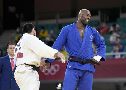 男子100キロ超級準々決勝　ROC選手（左）に敗れたテディ・リネール（共同）
