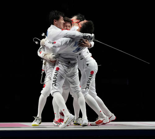 日本対ROC　金メダルを獲得し抱き合って喜ぶ日本代表（撮影・鈴木みどり）
