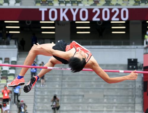 男子走り高跳び予選　2メートル17をクリアする戸辺直人（共同）