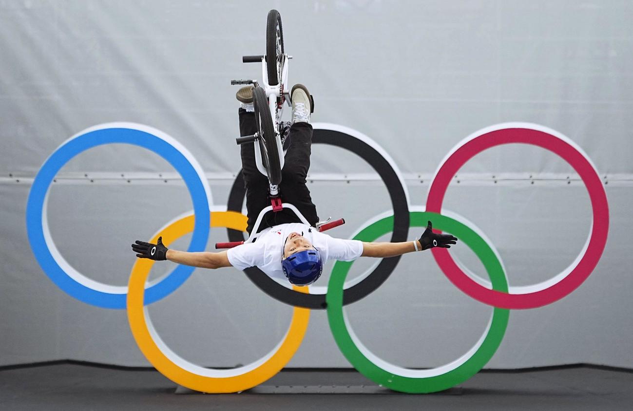 BMXフリースタイル・パーク　五輪マークの前でトリックを決める中村輪夢（共同）