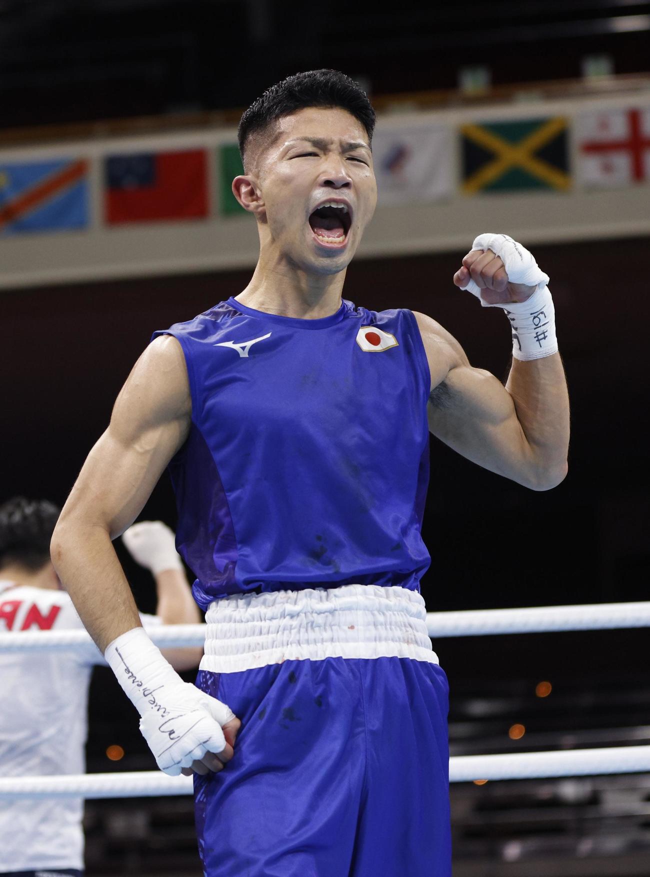 男子フライ級2回戦で中国選手に勝利し、ガッツポーズする田中亮明（共同）