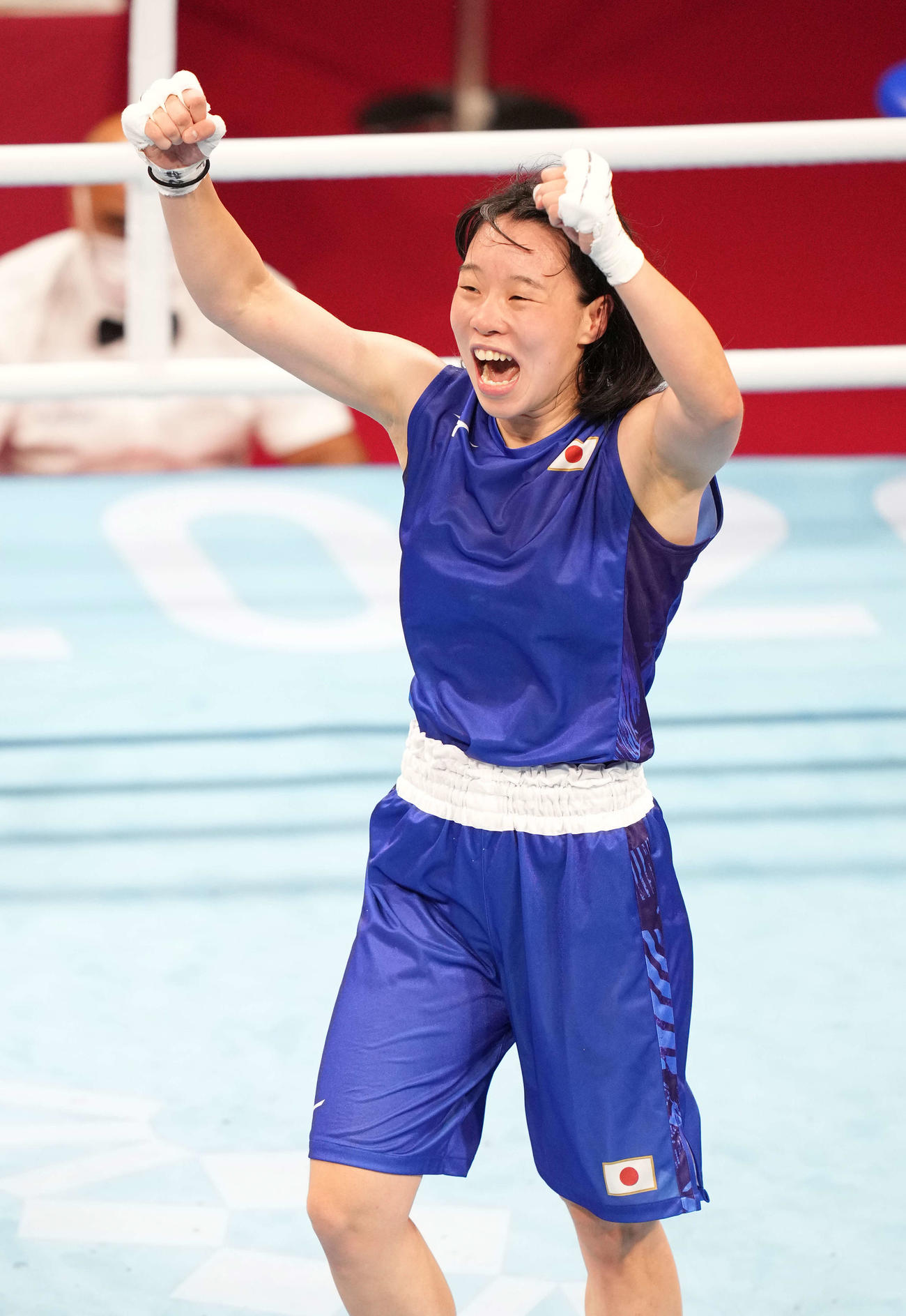 ボクシング女子フェザー級準決勝　カリス・アーティングストールに勝利し決勝進出を決め、ガッツポーズする入江（撮影・鈴木みどり）