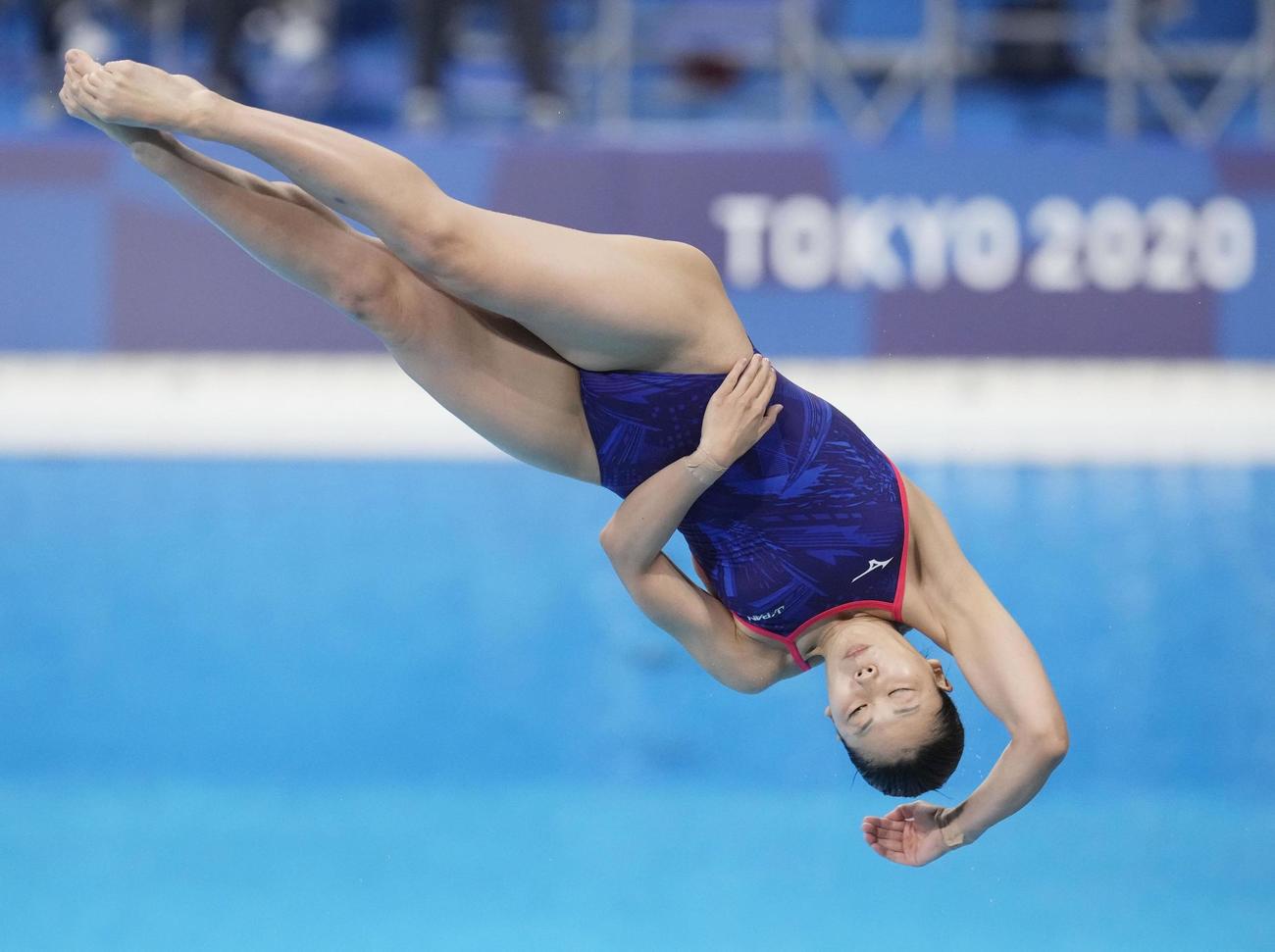 女子板飛び込み予選　榎本遼香の1回目の演技（共同）