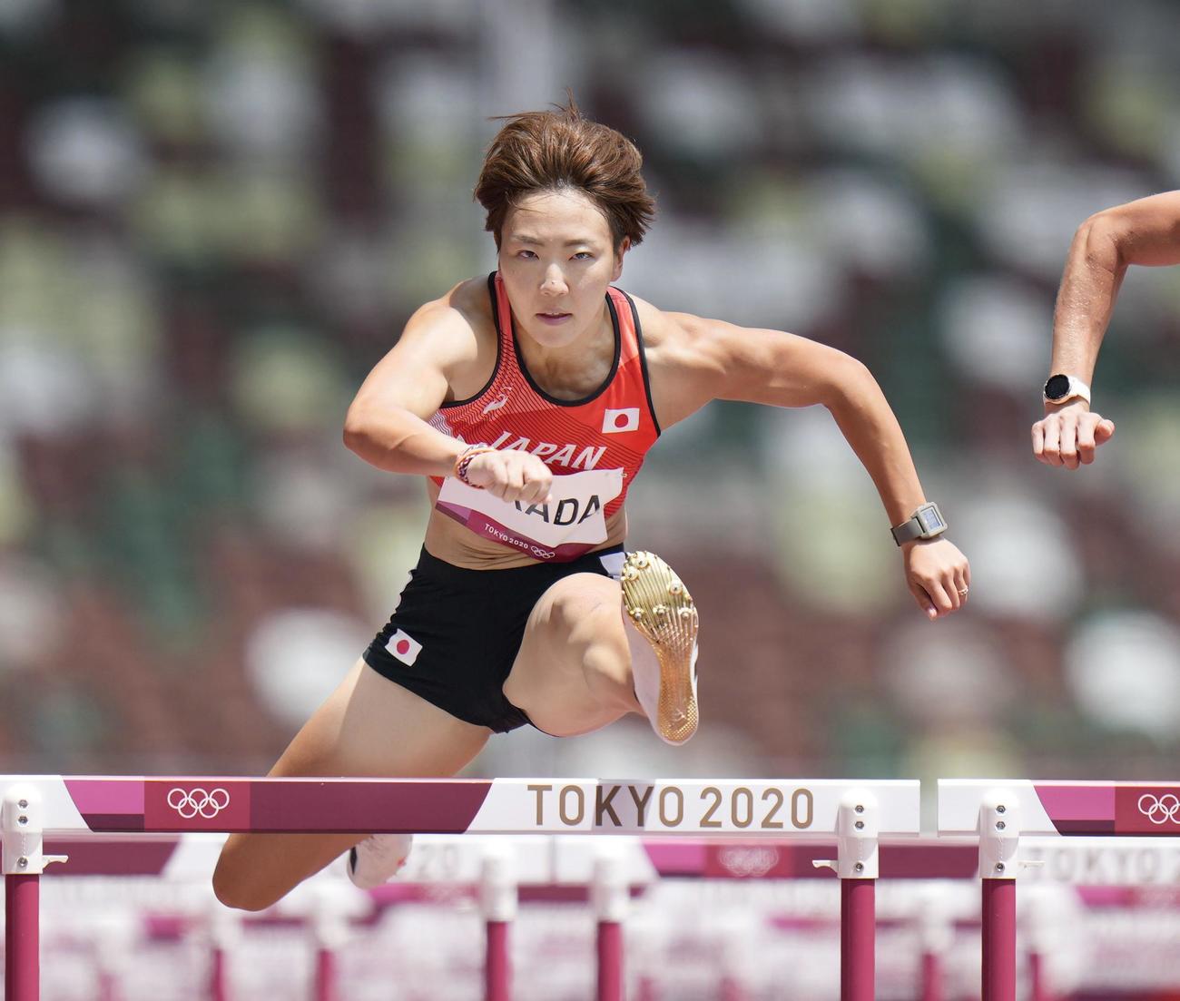 女子100 メートル 障害予選　力走する寺田明日香（共同）