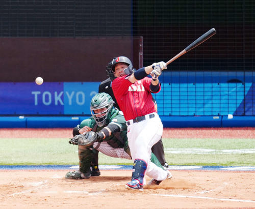 日本対メキシコ　2回表日本2死一、二塁、中前に同点適時打を放つ甲斐（撮影・江口和貴）