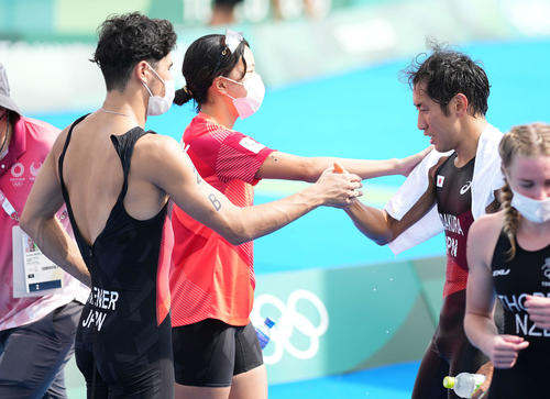 トライアスロン混合リレー　13位でゴールした小田倉（右）はニナー（左）、高橋とタッチを交わす（撮影・鈴木みどり）