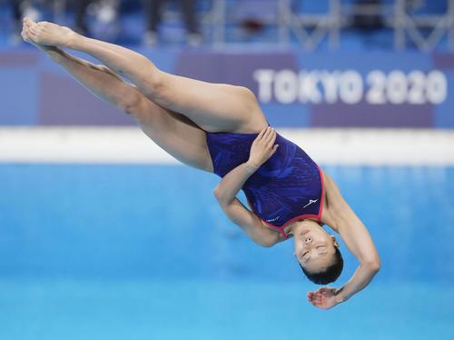 女子板飛び込み予選　榎本遼香の1回目の演技（共同）