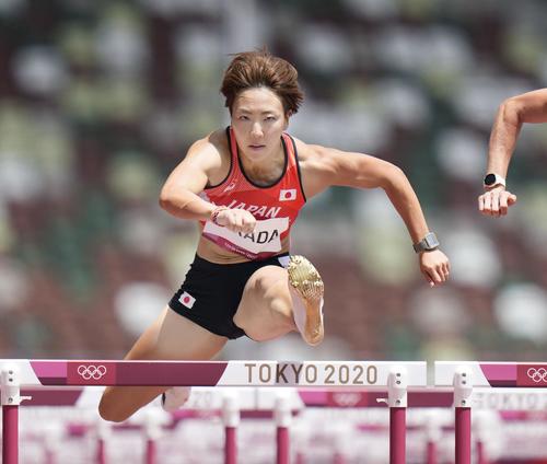 女子100 メートル 障害予選　力走する寺田明日香（共同）