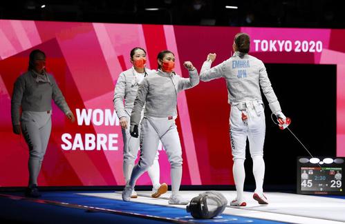 女子サーブル団体1回戦　チュニジアに勝利した（右から）江村美咲（後ろ姿）、青木千佳、田村紀佳、福島史帆実の日本チーム（共同）