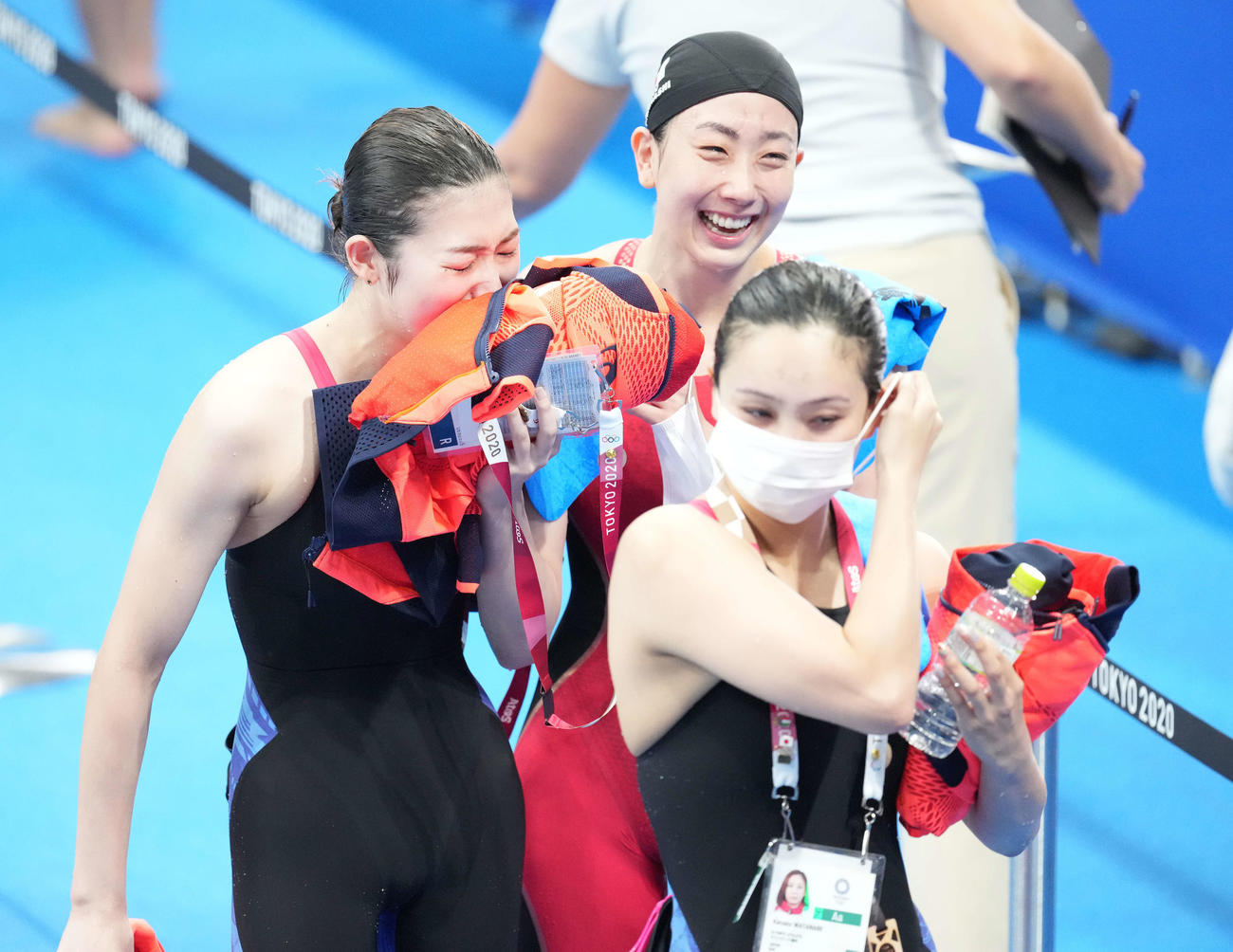 女子400メートルメドレーリレー決勝　8位で終え涙する池江（左）。右は五十嵐、手前は渡部（撮影・鈴木みどり）