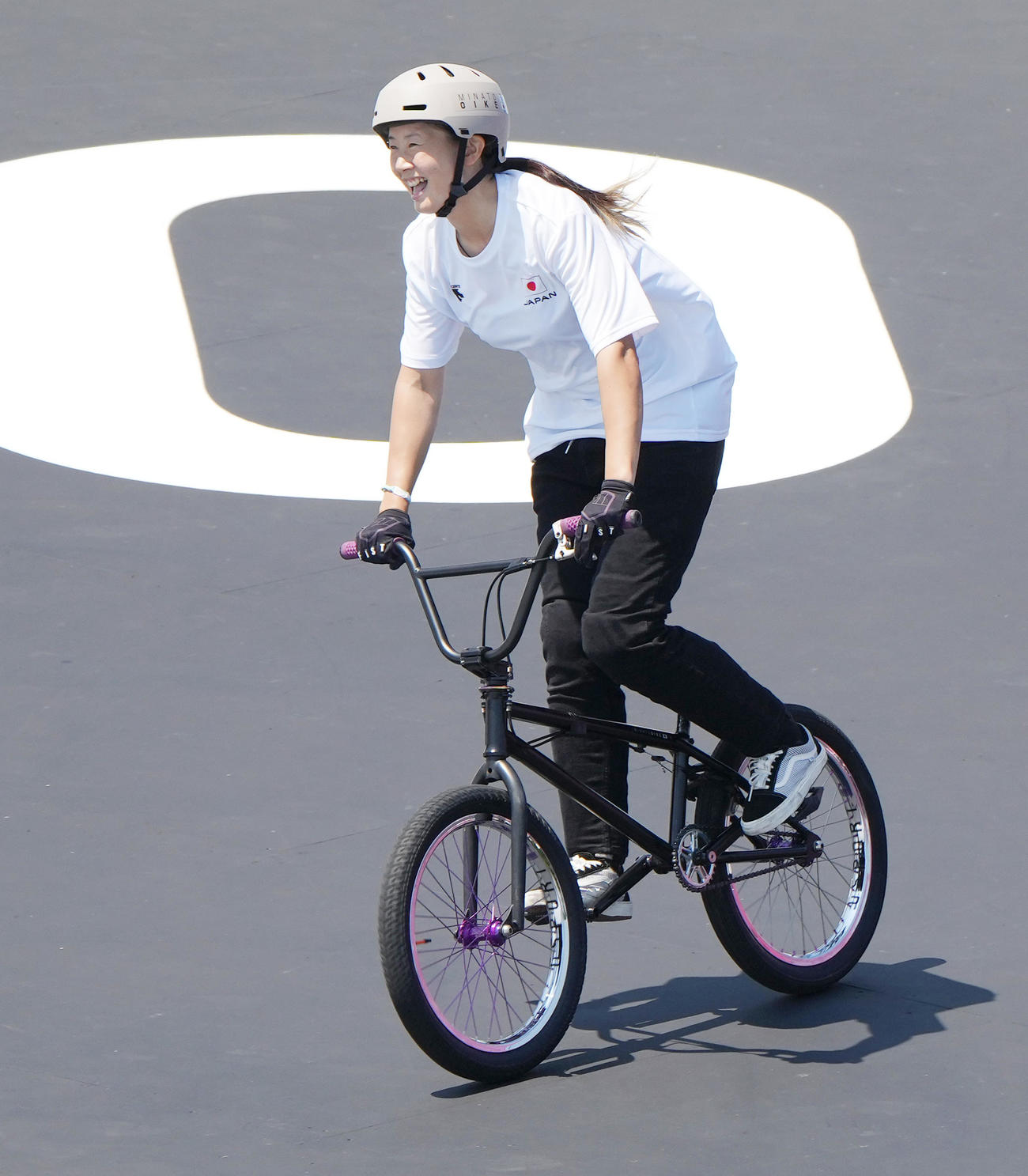 自転車・BMXフリースタイル・パーク決勝の演技を終え、笑顔を見せる大池