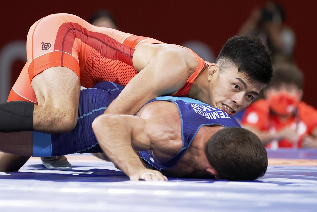男子グレコローマン60キロ級準決勝　ウクライナの選手（下）を攻める文田健一郎（共同）
