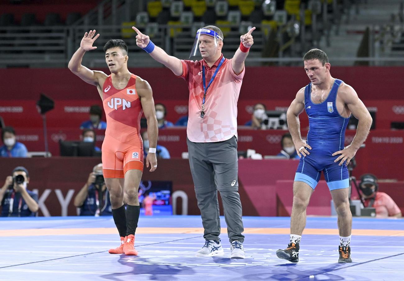 男子グレコローマン60キロ級準決勝　ウクライナの選手（右）に勝利した文田健一郎（共同）