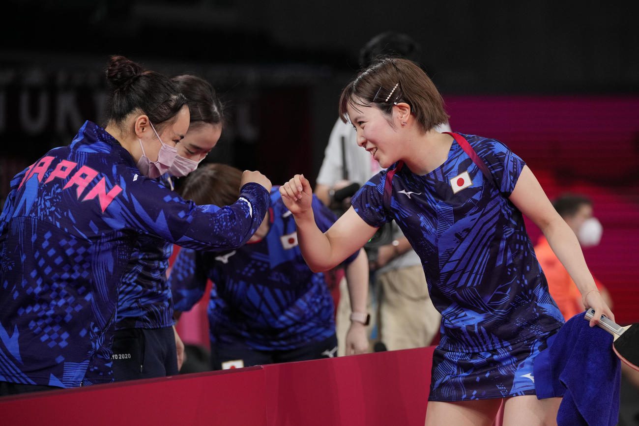 卓球女子団体1回戦　日本－ハンガリー　伊藤美誠（左）とグータッチする平野美宇（AP）
