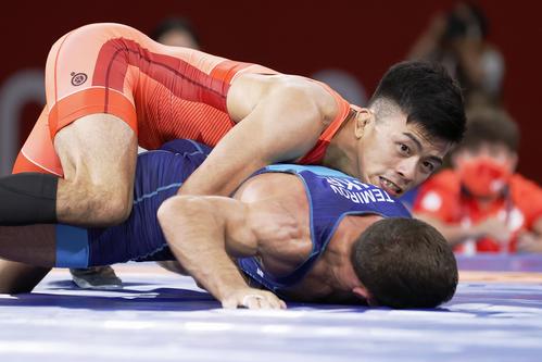 男子グレコローマン60キロ級準決勝　ウクライナの選手（下）を攻める文田健一郎（共同）