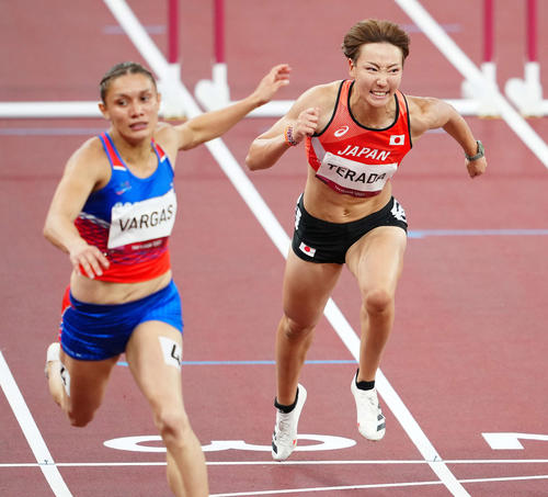 女子100メートル障害準決勝1組、6着となった寺田（右）（撮影・江口和貴）