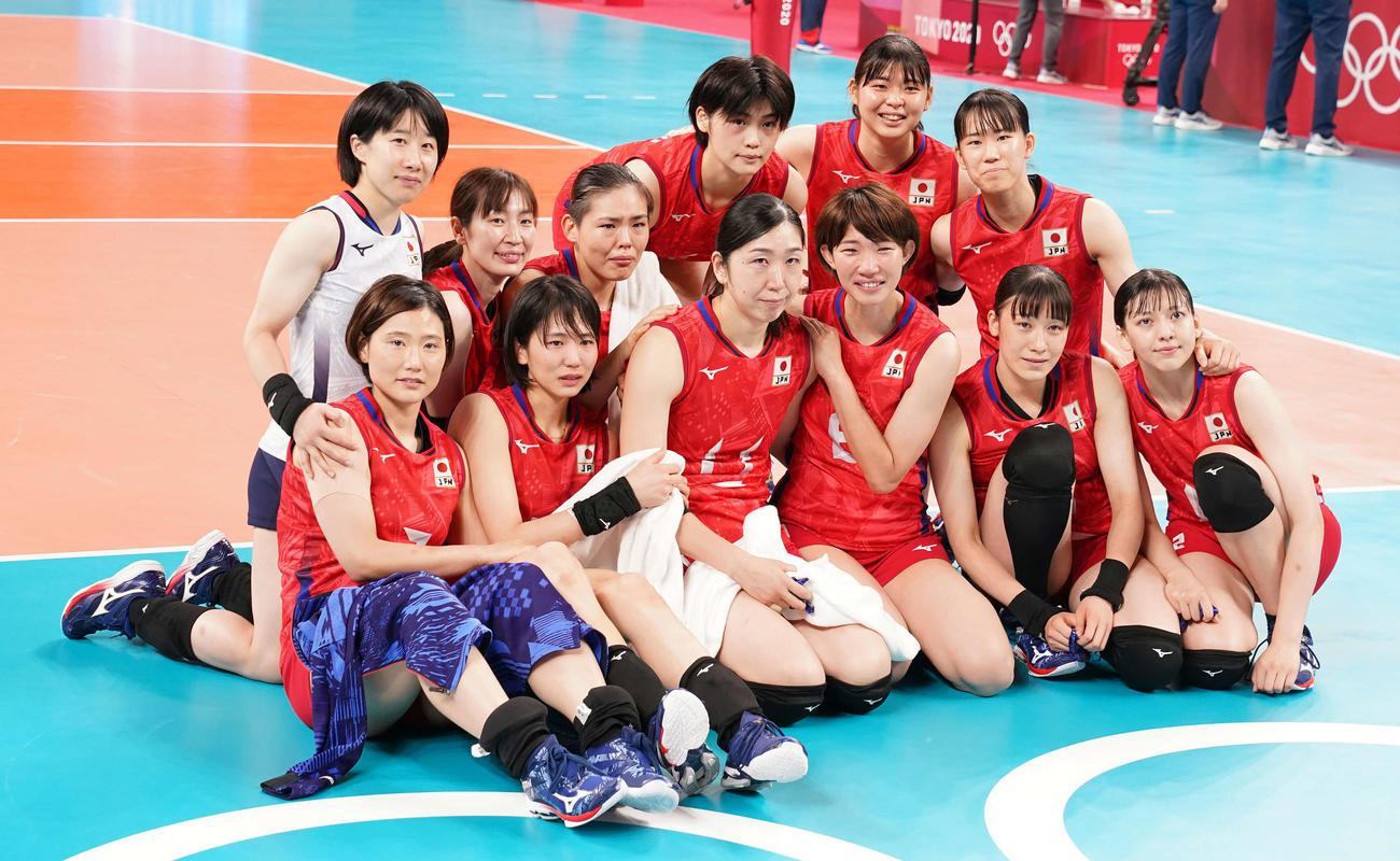 日本対ドミニカ共和国　ドミニカ共和国に敗れ準々決勝進出を逃し、涙しながら記念撮影する日本代表（撮影・鈴木みどり）