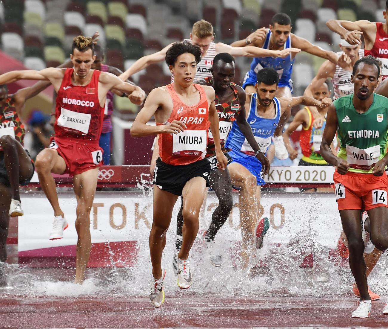 男子3000メートル障害決勝で力走する三浦龍司（中央）