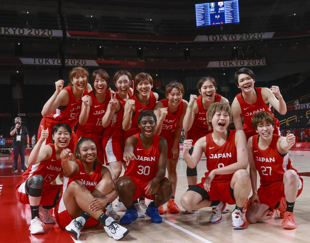 ナイジェリアに勝利し、準々決勝進出を決め喜ぶ日本の選手たち（共同）