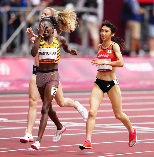 女子1500メートル予選3組、4着でフィニッシュし日本新記録を樹立した田中（右）（撮影・江口和貴）