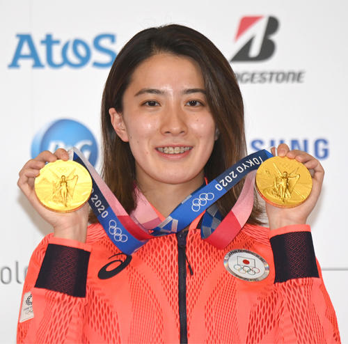 競泳女子個人メドレー2冠を達成した大橋は金メダルを手に笑顔（代表撮影）