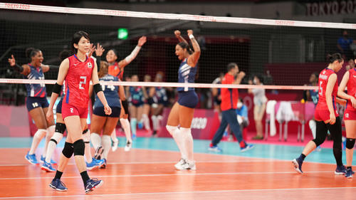 日本対ドミニカ共和国　ドミニカ共和国に敗れ準々決勝進出を逃し、ぼうぜんとする古賀（撮影・鈴木みどり）