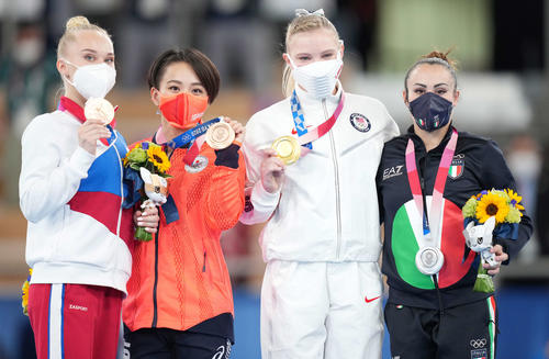 体操女子種目別床運動決勝　銅メダルを手に笑顔の村上（左から2人目）。左から同じく銅メダルのメルニコワ、1人おいて金メダルのキャリー、銀メダルのフェラーリ（撮影・鈴木みどり）