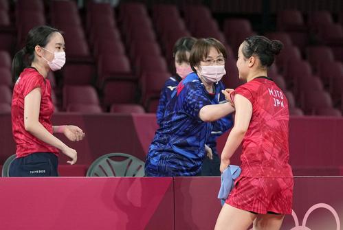 女子団体準々決勝　台湾戦の第2試合で勝利し、馬場監督とタッチを交わす伊藤美誠（右手前）。右奥は平野美宇。左は石川佳純（共同）