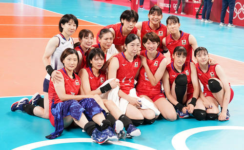 日本対ドミニカ共和国　ドミニカ共和国に敗れ準々決勝進出を逃し、涙しながら記念撮影する日本代表（撮影・鈴木みどり）