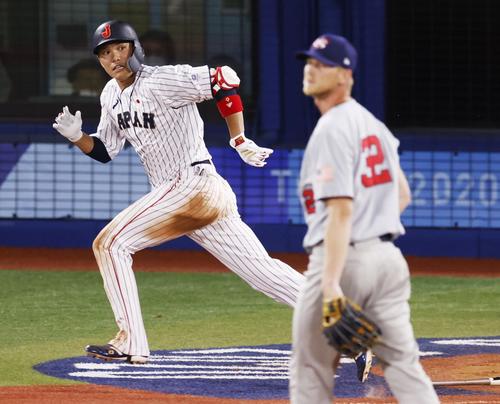 4回、同点二塁打を放った坂本。投手ディクソン