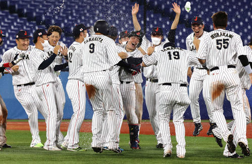 日本対米国　10回裏日本1死二、三塁、右翼フェンス直撃のサヨナラ打を放ち水を掛けられる甲斐（中央）（撮影・河野匠）