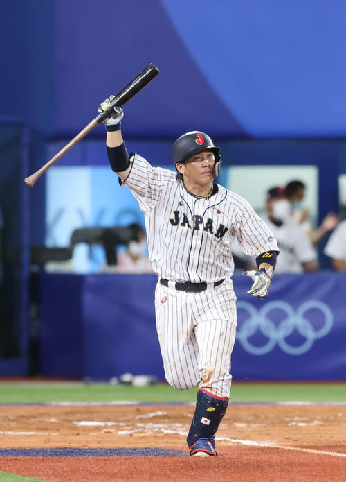 日本対米国　10回裏日本1死二、三塁、右翼フェンス直撃のサヨナラ打を放つ甲斐（撮影・河野匠）