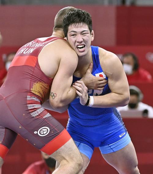男子グレコローマン77キロ級2回戦　ハンガリー選手（左）と対戦する屋比久翔平（共同）