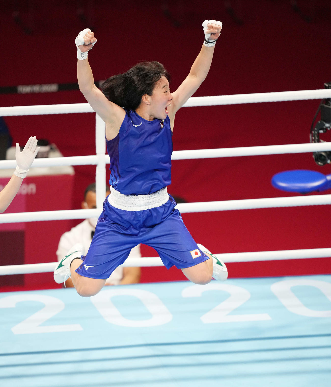 ボクシング女子フェザー級決勝　ペテシオに勝利し金メダルを獲得し、跳びはねながらガッツポーズする入江（撮影・鈴木みどり）