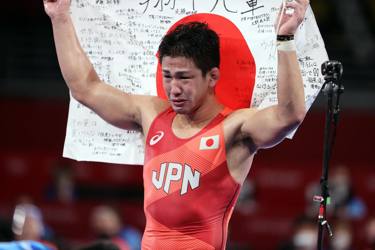 男子グレコローマン77キロ級3位決定戦　銅メダルを獲得し、日の丸を掲げ、涙を流す屋比久（撮影・パオロ　ヌッチ）