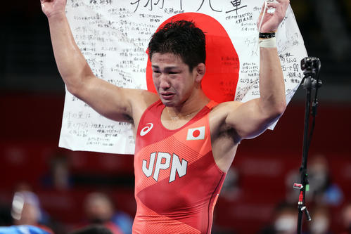 男子グレコローマン77キロ級3位決定戦　銅メダルを獲得し、日の丸を掲げ、涙を流す屋比久（撮影・パオロ　ヌッチ）