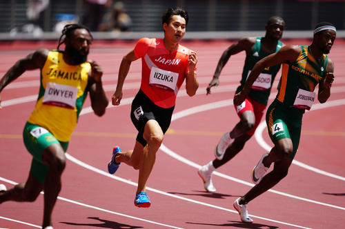 男子200メートル予選1組、6着となった飯塚（左から2人目）（撮影・江口和貴）