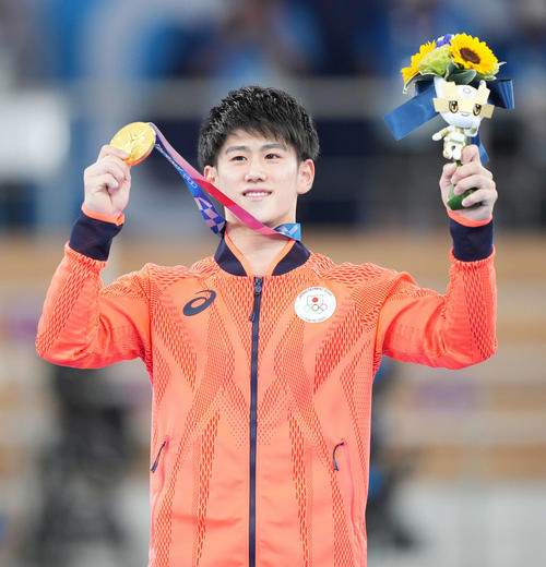体操男子種目別鉄棒決勝　金メダルを手に笑顔の橋本（撮影・鈴木みどり）