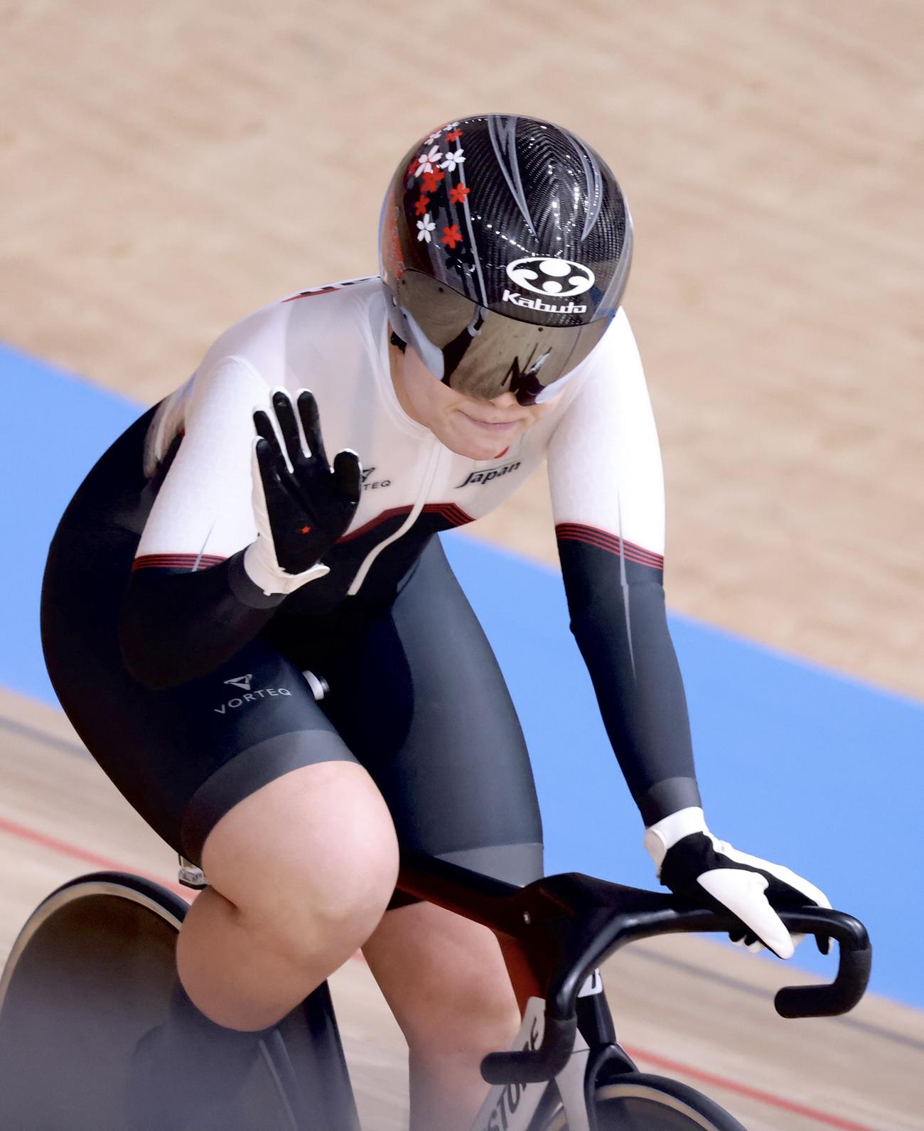 自転車トラック　女子ケイリン1回戦　4組を2着でフィニッシュし、観客の声援に応える小林