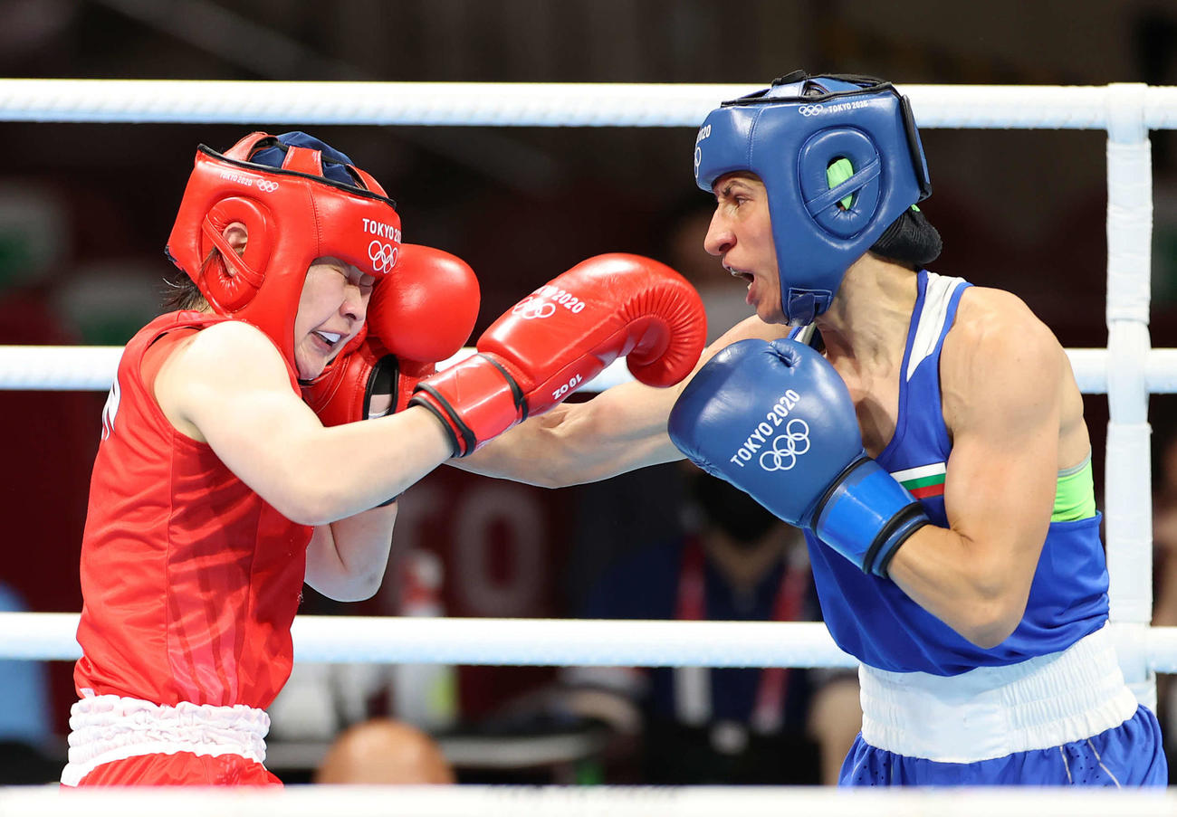 ボクシング女子フライ級準決勝、クラステバ（右）に攻められ顔をゆがめる並木（撮影・河野匠）