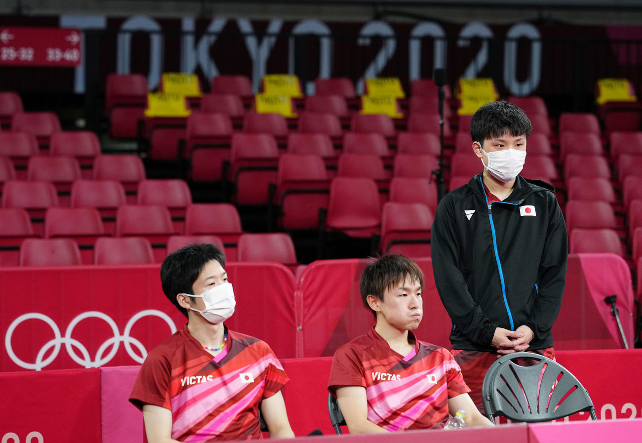 日本対ドイツ　ドイツに敗れ、ぼうぜんとする、左から水谷、丹羽、張本（撮影・江口和貴）