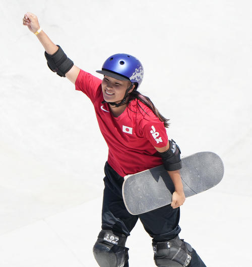 スケートボード・女子パーク決勝で1本目の演技を終え、ガッツポーズを見せる四十住