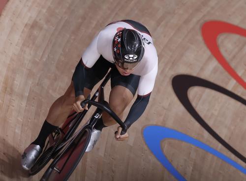 自転車トラック　男子スプリント予選　周回する脇本