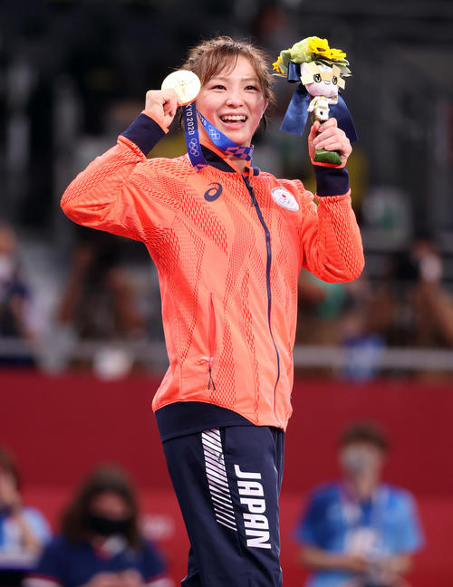 女子フリースタイル62キロ級で金メダルの川井友はメダルを手に笑顔（撮影・パオロ　ヌッチ）