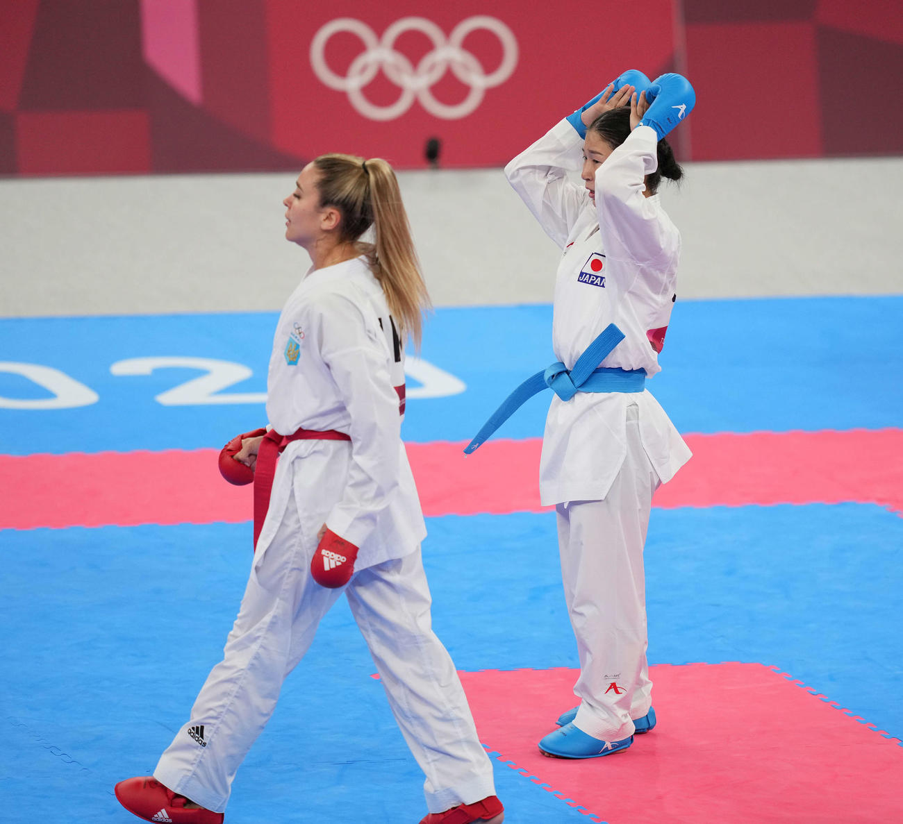 女子組手55キロ級　1次リーグB組　アンジェリカ・テルリウガ（左）に敗れ準決勝進出を逃した宮原（撮影・鈴木みどり）
