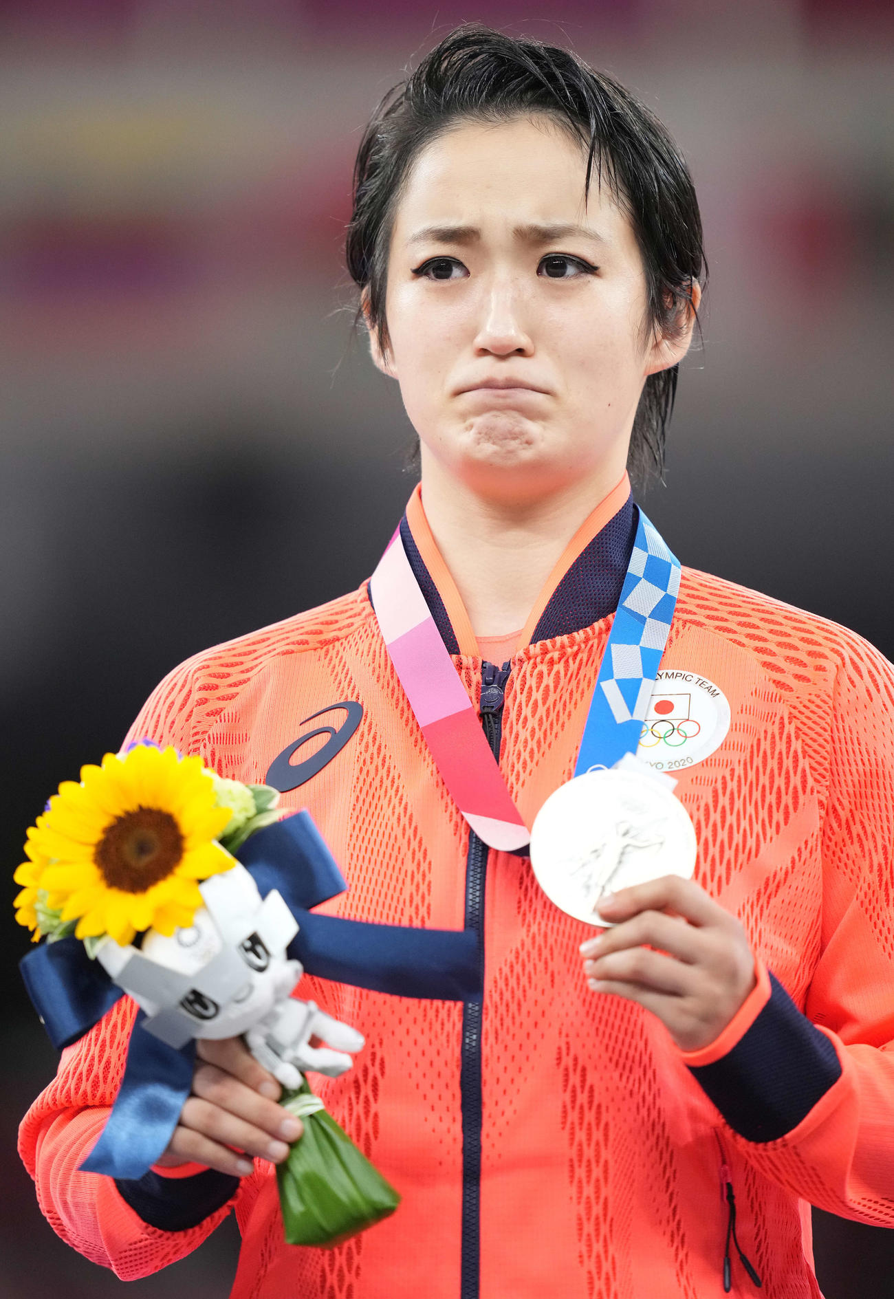 空手女子形決勝　表彰台で涙をこらえながら銀メダルを手にする清水（撮影・鈴木みどり）