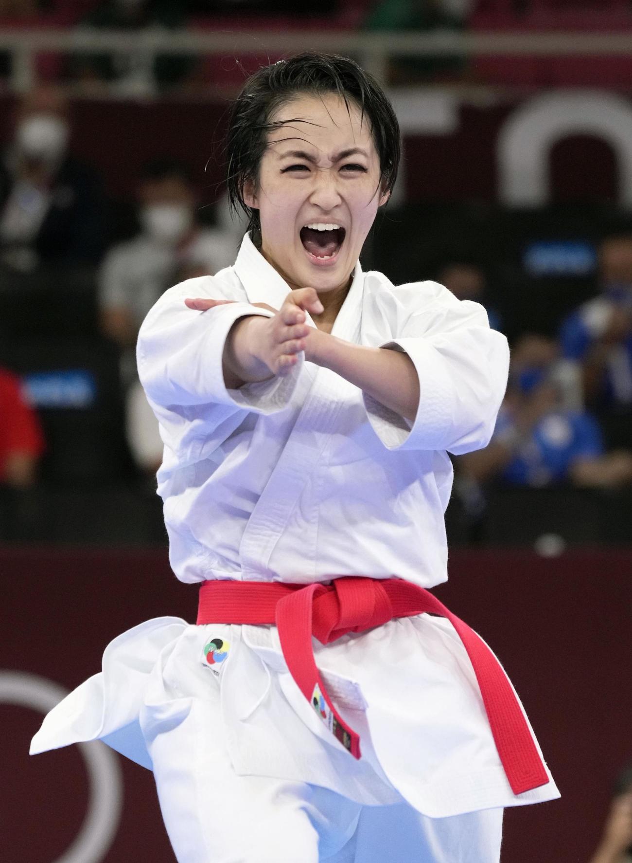 女子形準決勝　清水希容の演武（共同）